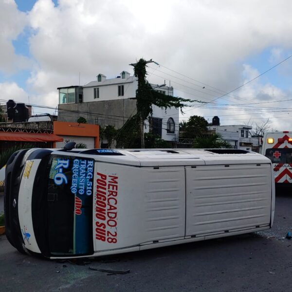 Accidente en la SM-510; se vuelca combi de servicio público