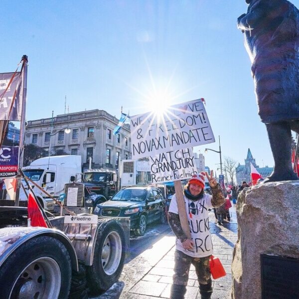 Desempolva Trudeau ley contra antivacunas; será demandado