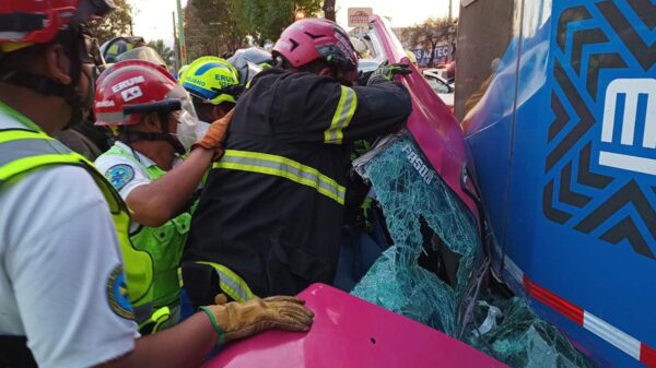 Se lo lleva el tren...taxi es arrollado en CDMX