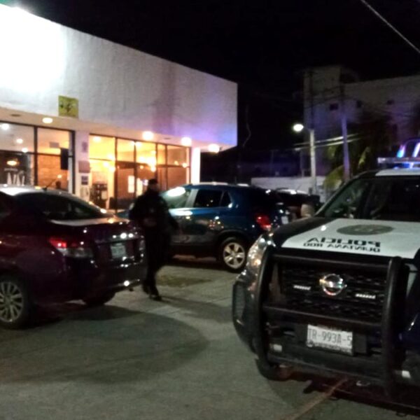 Asaltantes armados causan terror en heladería de Cancún