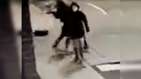 Video: Sujeto "batea" en la cabeza a una mujer por diversión