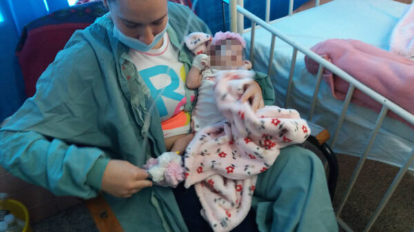 Aún con embargo de EU, medicina en Cuba avanza; extirpan tumor a bebé