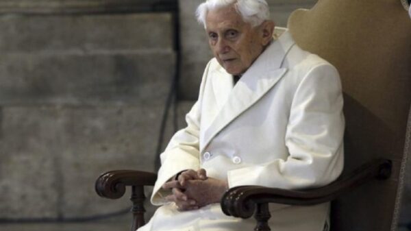 Benedicto XVI pide perdón por abusos y errores en sus cargos