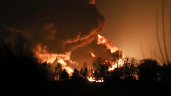 Bombardean rusos depósito de petróleo en Ucrania