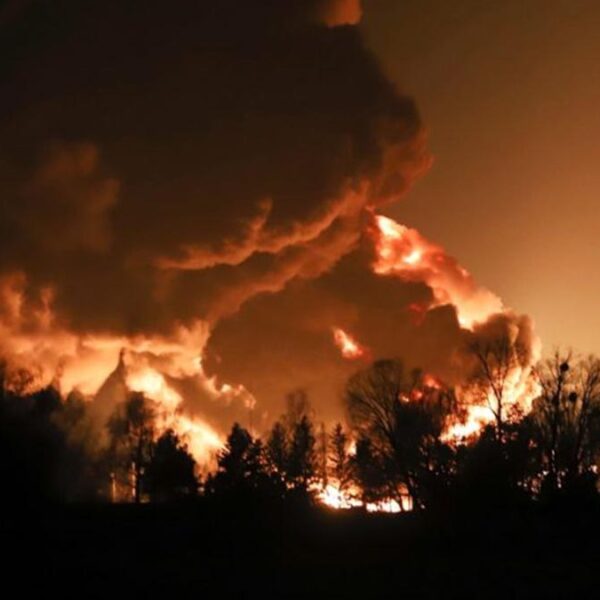 Bombardean rusos depósito de petróleo en Ucrania