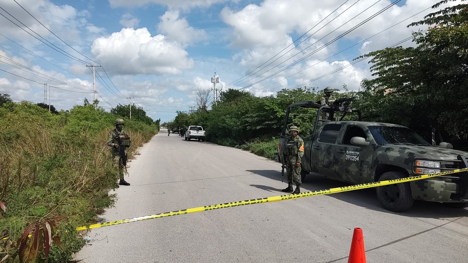 Localizan un cuerpo embolsado en Villas Otoch Paraíso (VIDEO); la víctima fue dejada a un lado del pavimento.