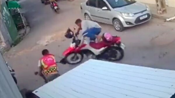 Mototaxista evita robo de moto de un "cascazo"