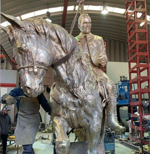 Celebran aniversario 82 de Vicente Fernández con estatua