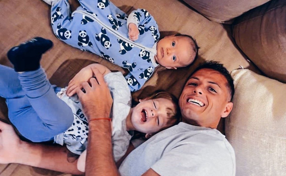 Esta es la relación que tiene "Chicharito" Hernández con sus hijos