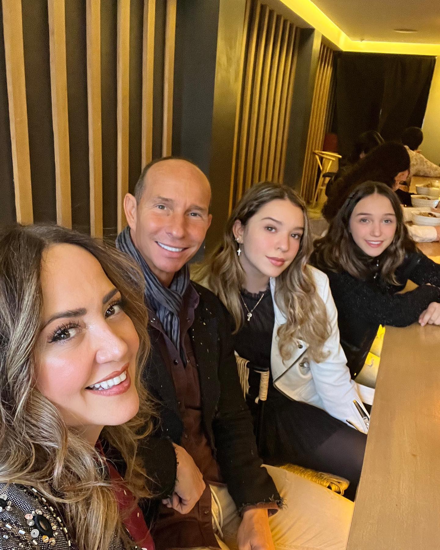 Con muletas Andrea Legarreta tuvo que defender a Erik Rubín en pelea callejera