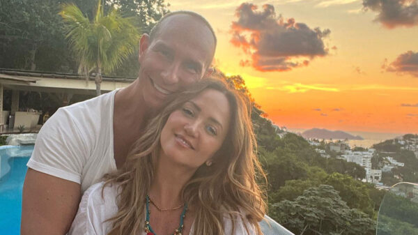 Con muletas Andrea Legarreta tuvo que defender a Erik Rubín en pelea callejera