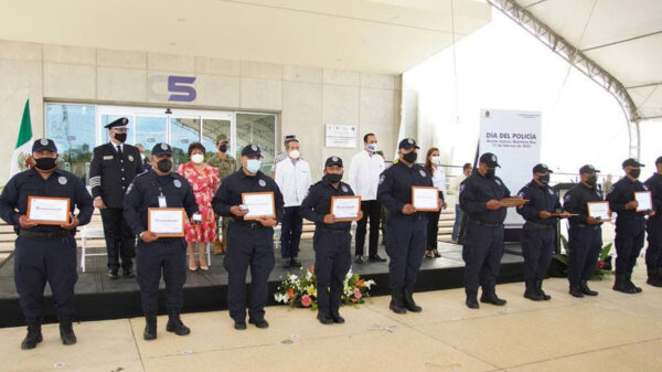 Quintana Roo condecora por méritos a 46 policías