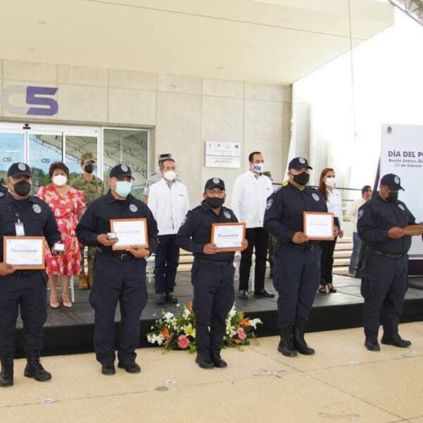 Quintana Roo condecora por méritos a 46 policías