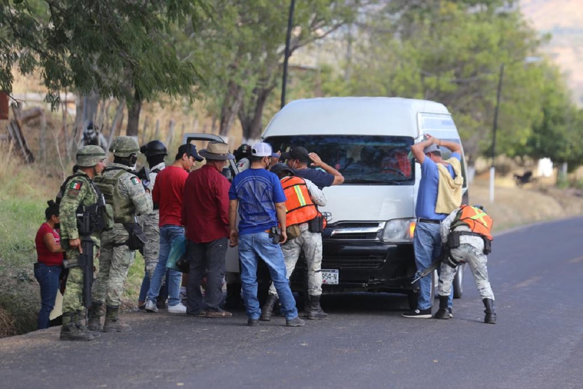 Carreteras michoacanas con múltiples retenes militares.