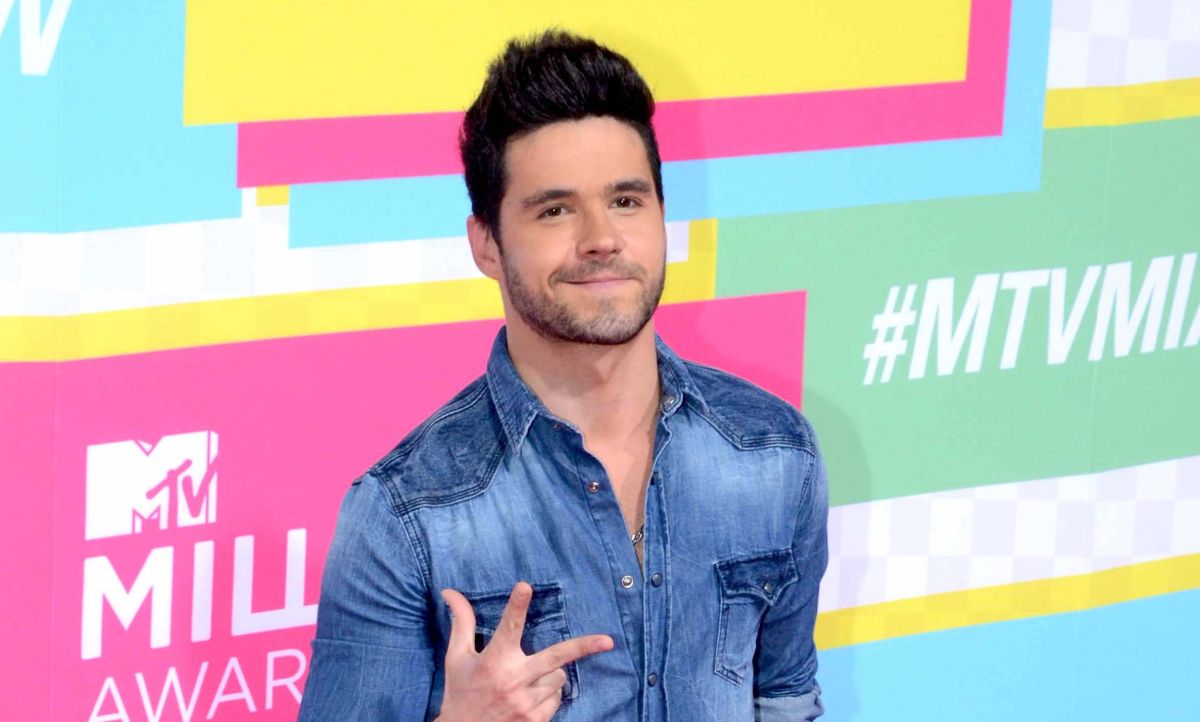 Eleazar Gómez le quita anillo de compromiso a Tefi Valenzuela