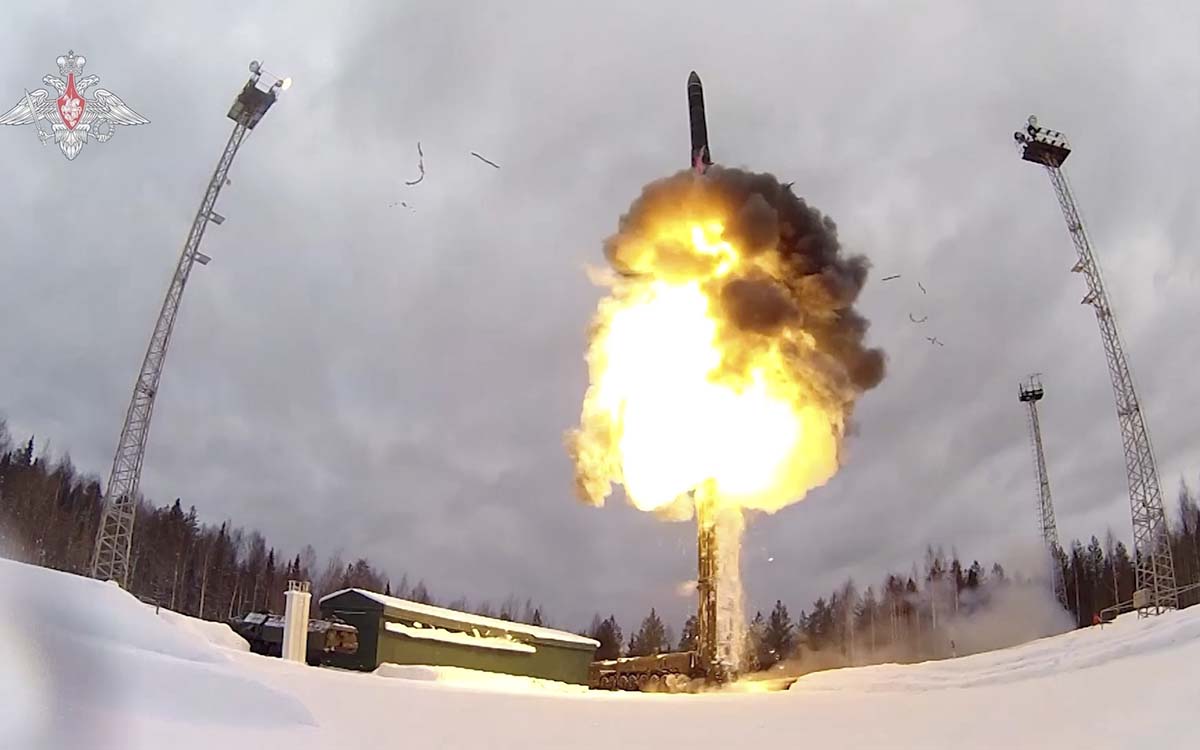 Alarga Rusia sus ejercicios militares cerca de la frontera con Ucrania; conforma pasan las horas crece la tensión por una posible tensión.