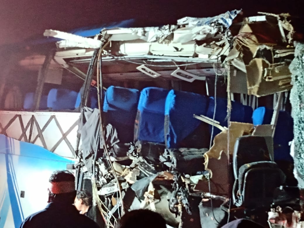Otro accidente en autobús; ahora en Veracruz el saldo fue de 3 muertos; conductor se sale de la autopista Tinaja-Cosoleacaque.