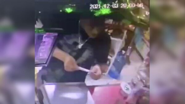 Denuncian en Cancún a falsificador de billetes