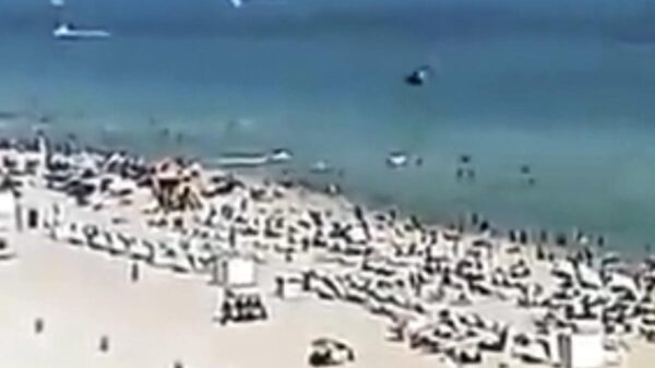 Video: Helicóptero se desploma en playa atestada de turistas
