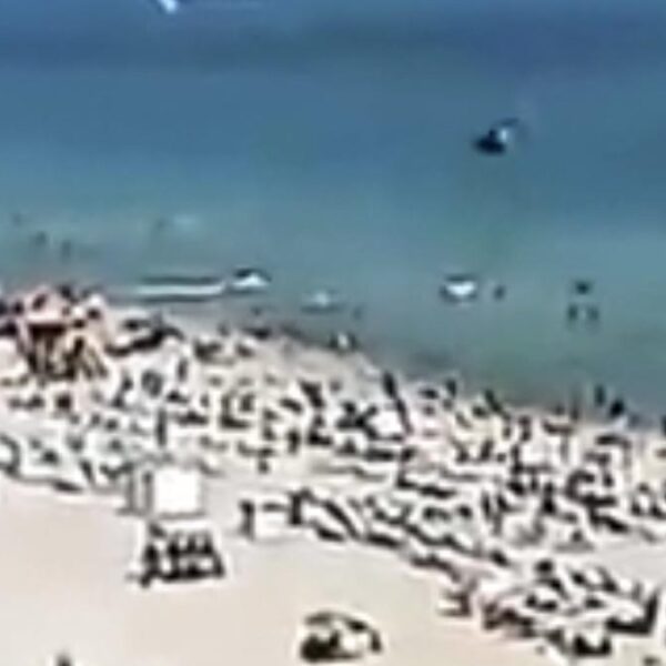 Video: Helicóptero se desploma en playa atestada de turistas