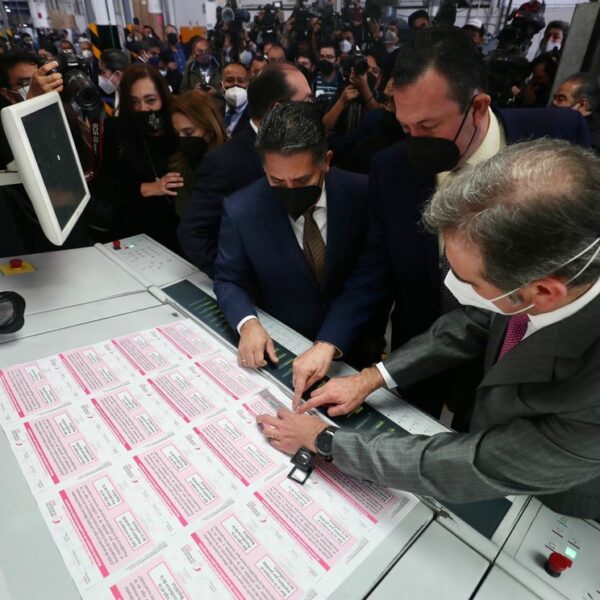 Ordena INE retirar manifiesto en apoyo a López Obrador