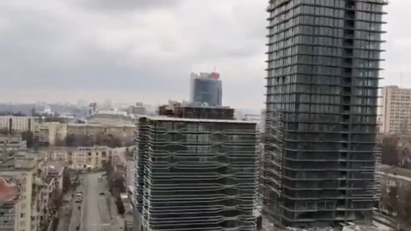 Reportan explosión en edifico cercano a embajada de México en Ucrania.