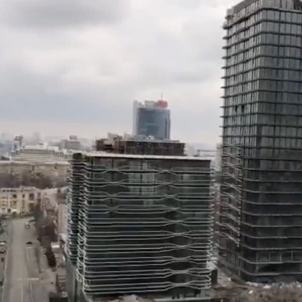 Reportan explosión en edifico cercano a embajada de México en Ucrania.