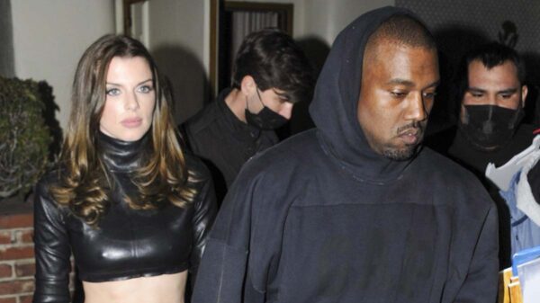 Kanye West rompe con su novia Julia Fox para "luchar por Kim Kardashian"
