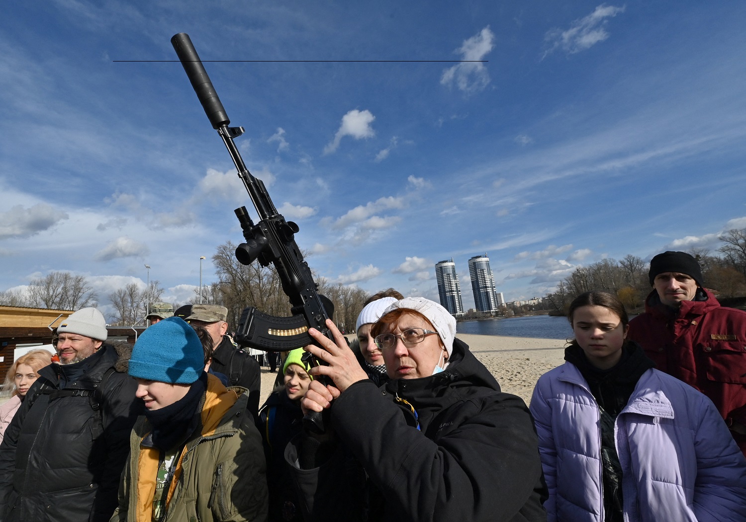 Ciudadanas ucranas se alistan para la batalla.