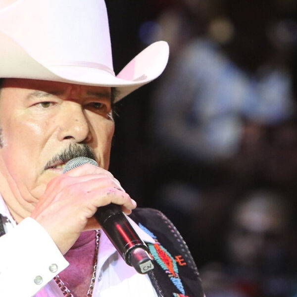 Lalo Mora felicita a su esposa y admite ser "un mal esposo"