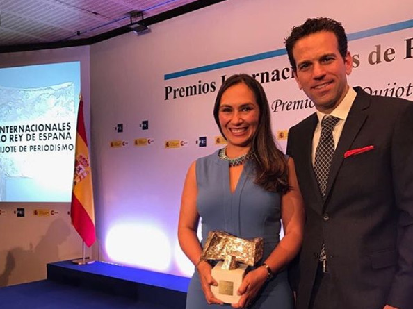 Carlos Loret de Mola y su esposa Berenice Coronado Yaber , quien habría recibido contratos por más de 400 millones de pesos por adjudicaciones directas del gobierno de Enrique Peña Nieto.