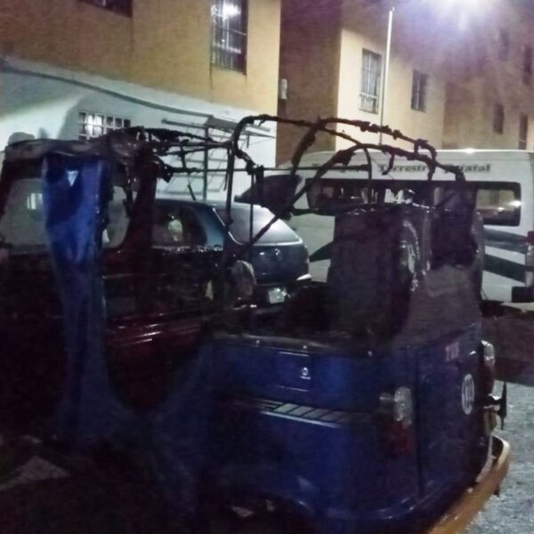 Incendian dos mototaxis en el fraccionamiento Paseos del Mar.