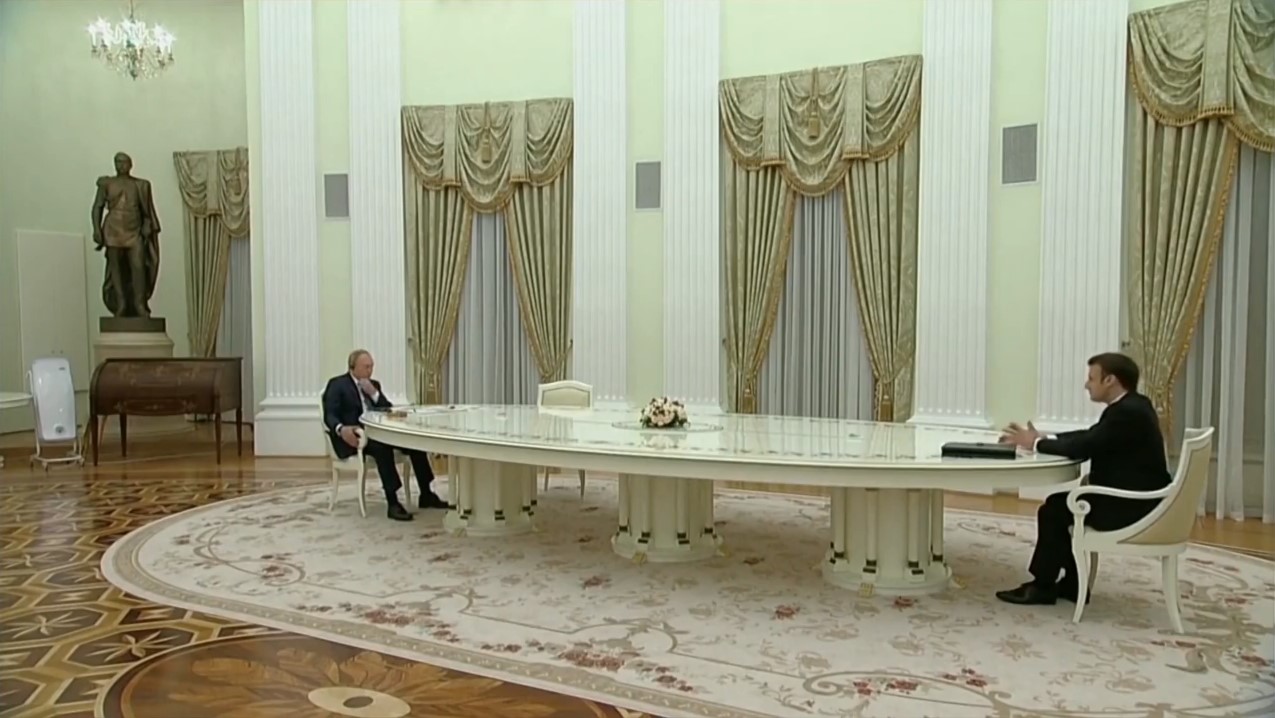 Reunión entre los presidentes Emmanuel Macron de Francia, y Vladimir Putin de Rusia en el Kremlin, en busca de una solución pacífica en el conflicto con Ucrania.