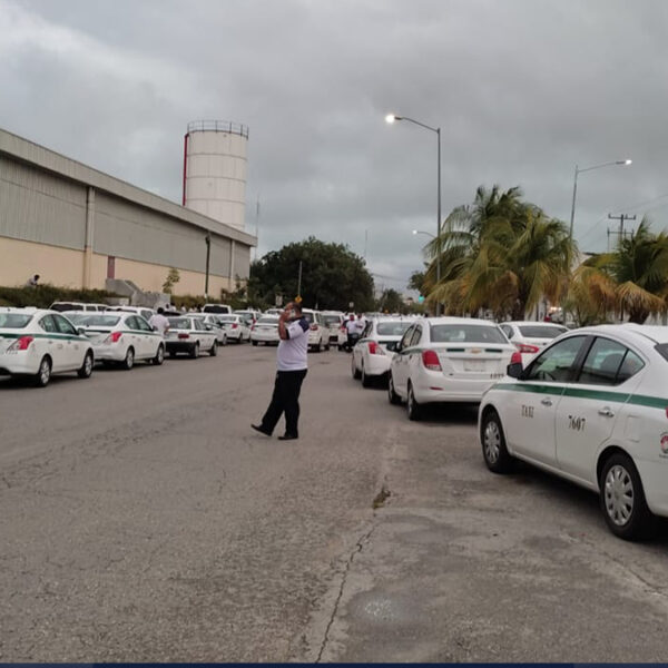 Sitian taxistas instalaciones de la FGE en Cancún