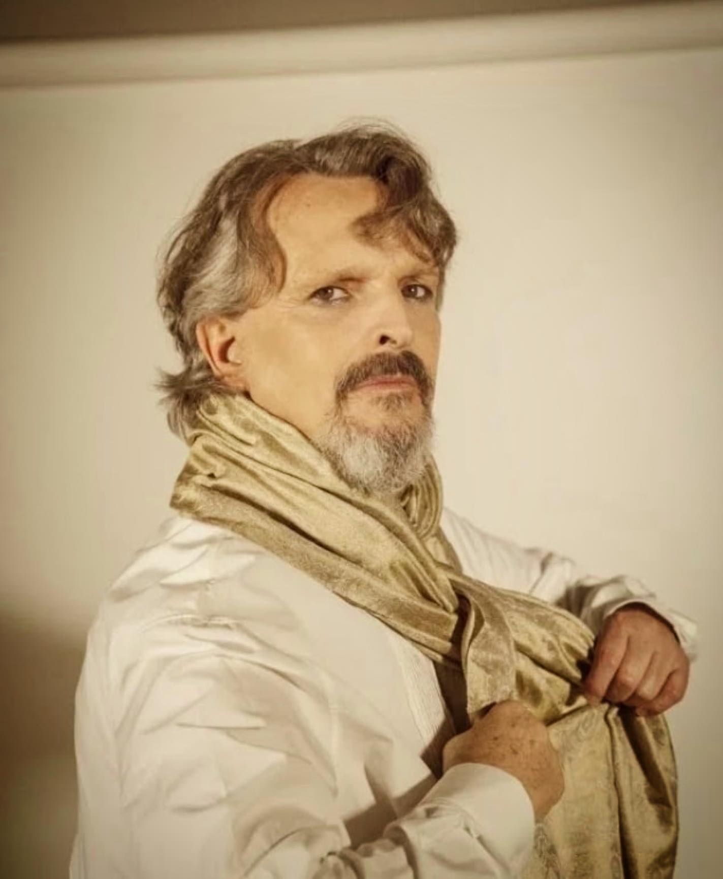 Miguel Bosé paga sus deudas hipotecando su casa