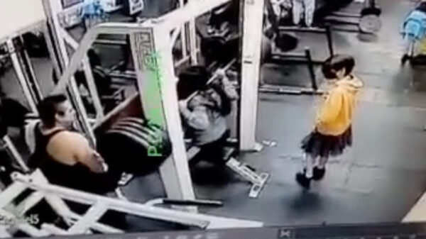 Muere mujer en Gimnasio al no soportar pesas