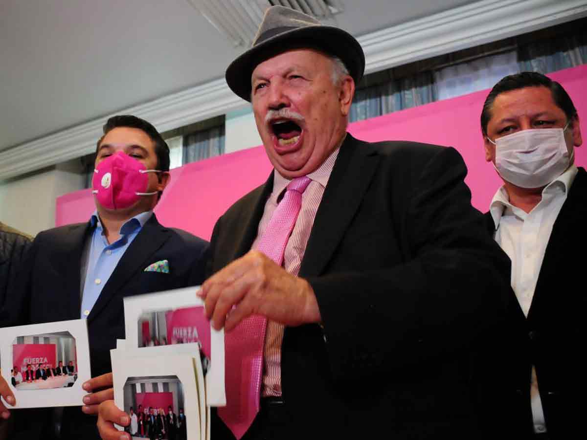 Onésimo Cepeda, siendo candidato a diputado de Fuerza por México.