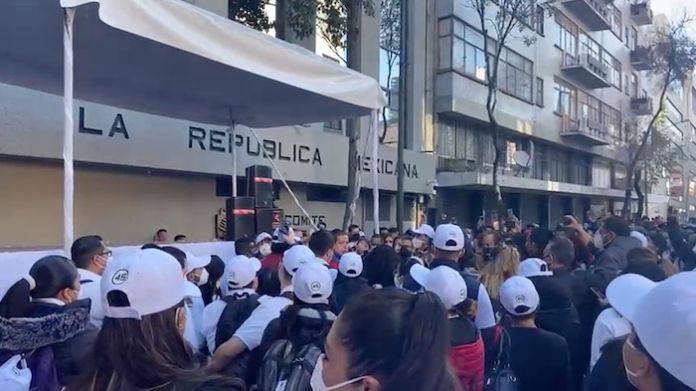 Acarreo de petroleros a la sede del sindicato en la CDMX para apoyar al candidato Ricardo Aldana.