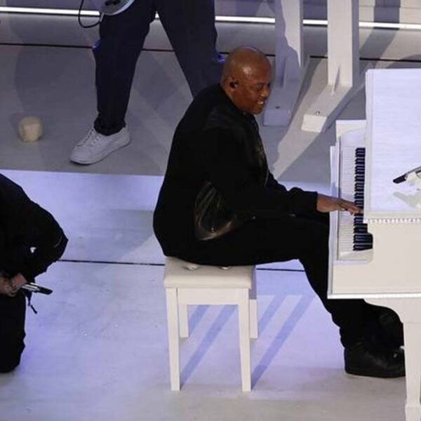 ¿Por qué Eminem se arrodilló en medio tiempo del Super Bowl LVI?