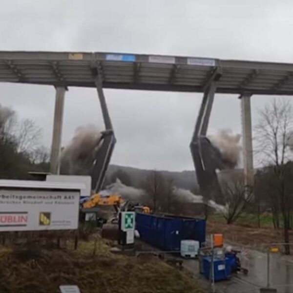 Video: Alemanes demuelen con explosión enorme puente 