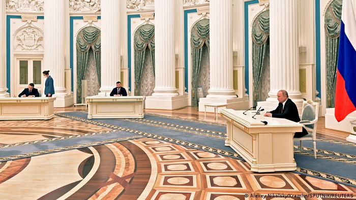 Firma Vladimir Putin el decreto por la independencia de Donietsk y Lugansk.