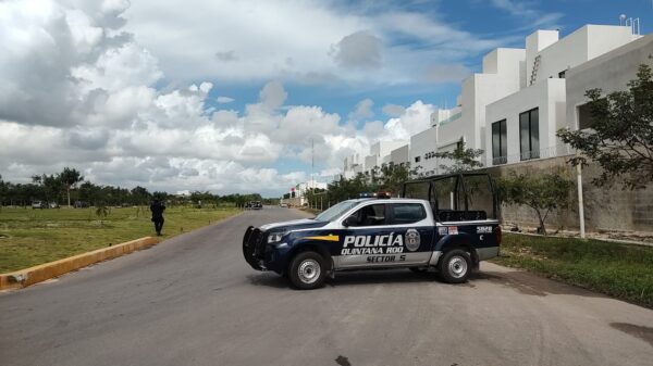 Balean a alarife en la SM-330 de Cancún