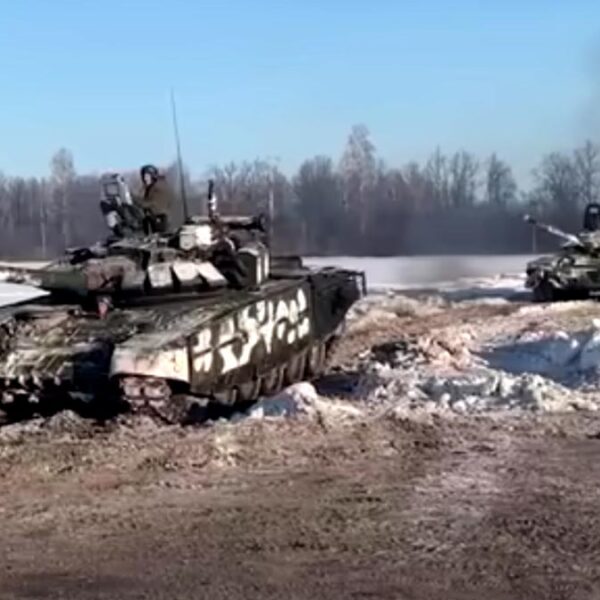 Ejército ruso se retira de la frontera de Ucrania