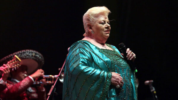 Revela Paquita la del barrio que "está luchando" por su salud