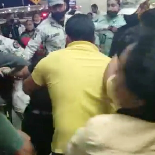 Video: Violenta riña de transportistas en aeropuerto de Cancún