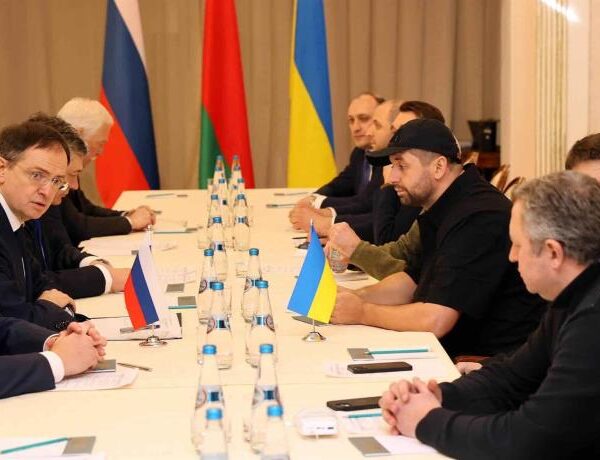 Inician negociaciones de cese al fuego entre Rusia y Ucrania