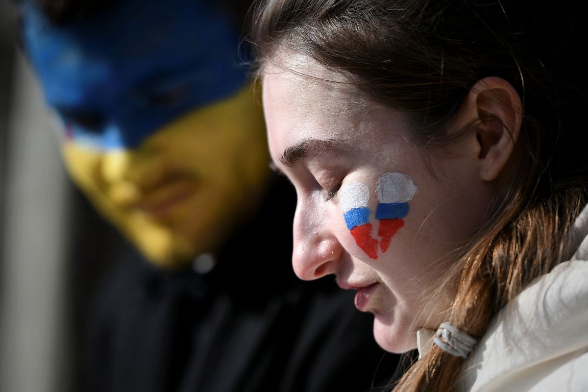 Denuncias y protestas en México, de mujeres ucranianas vestidas de novia por las muertes de sus esposos.