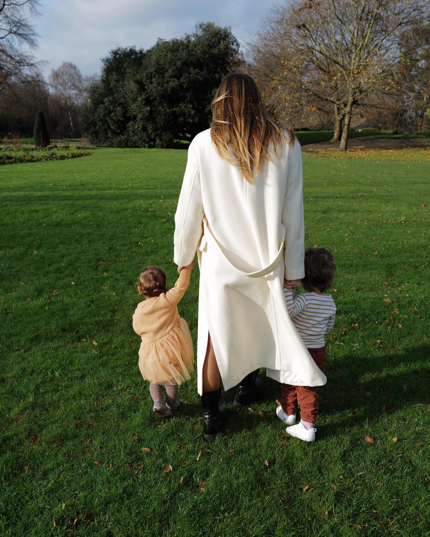 Sarah Kohan acusa a "Chicharito" Hernández ser padre ausente