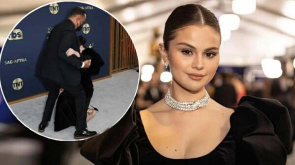 Selena Gómez sufre accidente en alfombra de SAG Awards 2022