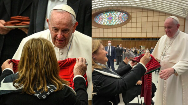 Madre de Cristiano Ronaldo visita al Papa Francisco (video)